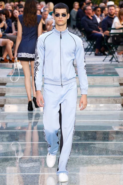 Look 15